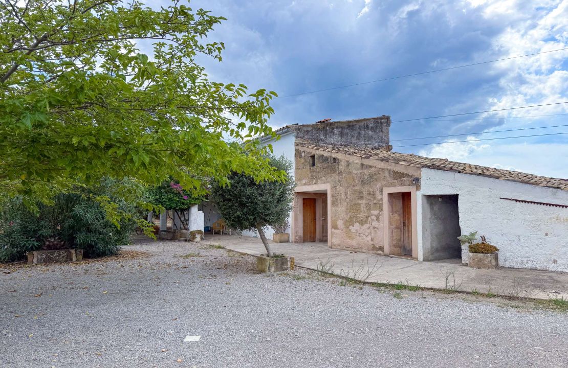 Country house with holiday rental license in Puerto Pollensa Mallorca with project to build a new house with pool